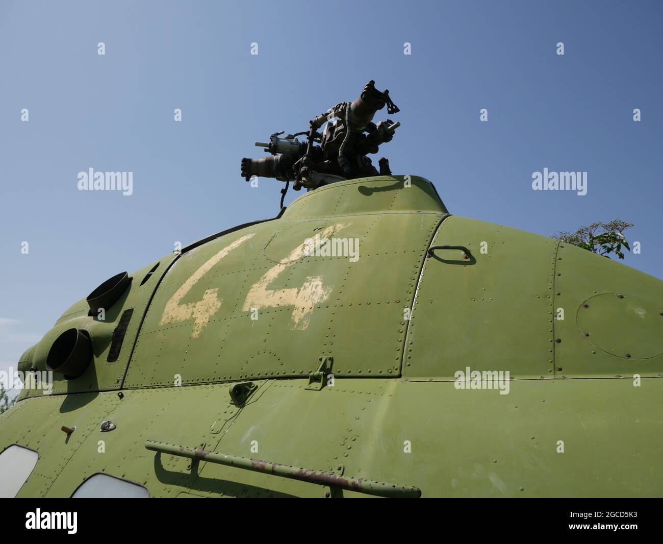 Altes Militär verlassene Hubschrauber. Gebrochener, nicht funktionstüchtiger Hubschrauber grün. Stockfoto