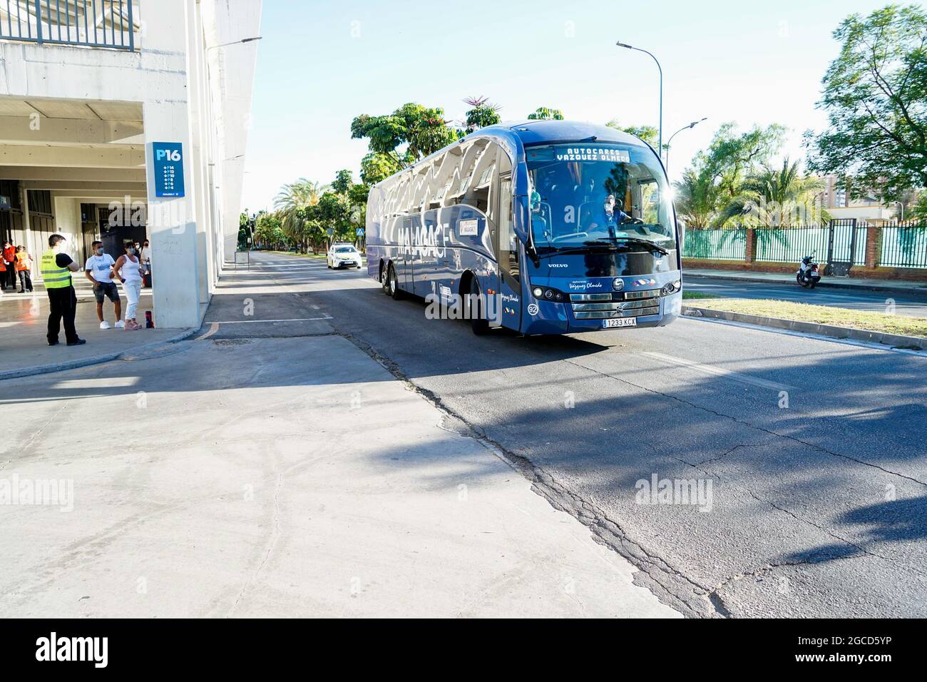 Malaga, Spanien. August 2021. Der CF-Bus von Malaga kam vor dem Freundschaftsspiel von Malaga CF gegen CD Teneriffa im Stadion La Rosaleda an, das erste Spiel mit 5000 Teilnehmern seit Beginn der Pandemie von Covid 19.(Endstand: Malaga CF 0-1 CD Teneriffa) (Foto von Francis Gonzalez/SOPA Images/Sipa USA) Quelle: SIPA USA/Alamy Live News Stockfoto