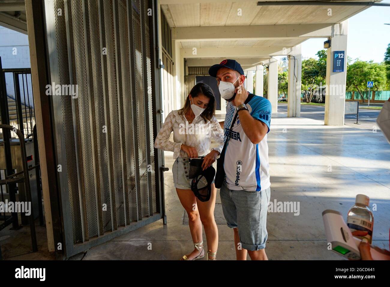 Zuschauer, die sich vor dem Freundschaftsspiel von Malaga CF gegen CD Teneriffa im Stadion La Rosaleda um ihre Covid 19-Zertifikate bewarb, das erste Spiel mit 5000 Teilnehmern seit Beginn der Pandemie von Covid 19.(Endergebnis: Malaga CF 0-1 CD Teneriffa) (Foto von Francis Gonzalez / SOPA Images/Sipa USA) Stockfoto
