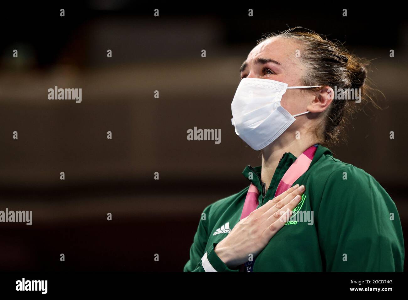 Tokio, Japan. August 2021. Kellie Anne Harrington aus Irland reagiert auf die Verleihung des Frauenlichts (57-60kg) des Boxens bei den Olympischen Spielen 2020 in Tokio, Japan, am 8. August 2021. Kredit: Ou Dongqu/Xinhua/Alamy Live Nachrichten Stockfoto