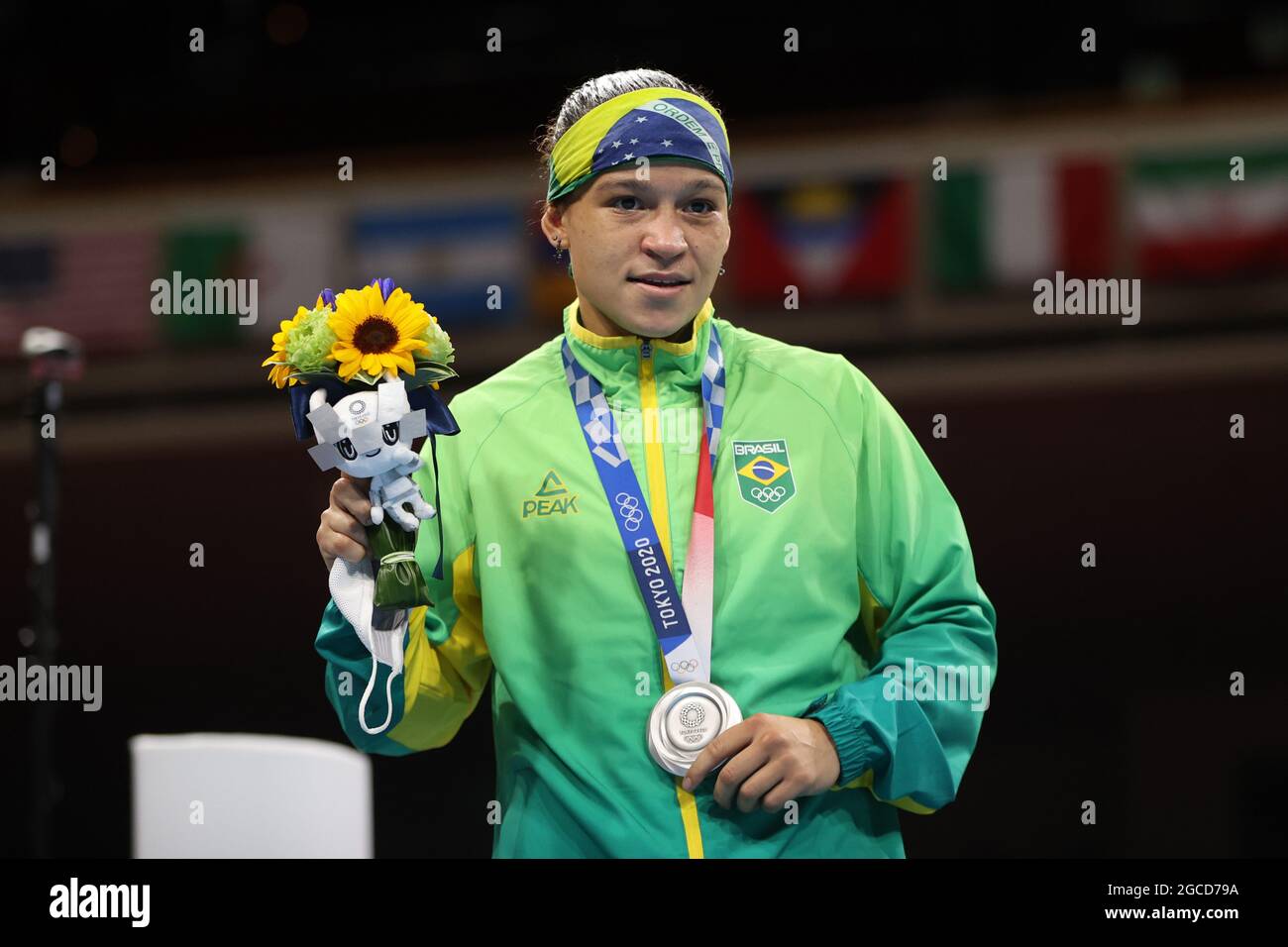 Tokio, Japan. August 2021. Beatriz Ferreira aus Brasilien posiert bei der Preisverleihung des Frauenlichts (57-60kg) des Boxens bei den Olympischen Spielen 2020 in Tokio, Japan, am 8. August 2021. Kredit: Ou Dongqu/Xinhua/Alamy Live Nachrichten Stockfoto