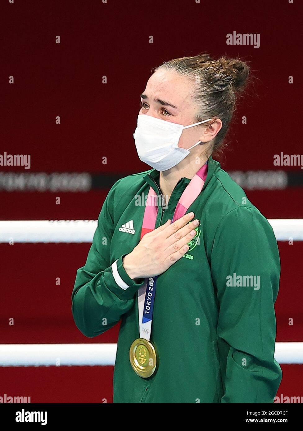 Tokio, Japan. August 2021. Kellie Anne Harrington aus Irland reagiert auf die Verleihung des Frauenlichts (57-60kg) des Boxens bei den Olympischen Spielen 2020 in Tokio, Japan, am 8. August 2021. Quelle: Wang Dongzhen/Xinhua/Alamy Live News Stockfoto