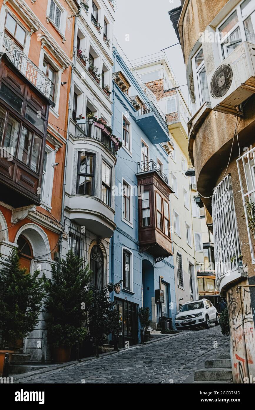 Blick auf die Straße im Stadtteil Taksim in Istanbul. Taksim ist eine beliebte Touristenattraktion in Istanbul, Türkei Stockfoto