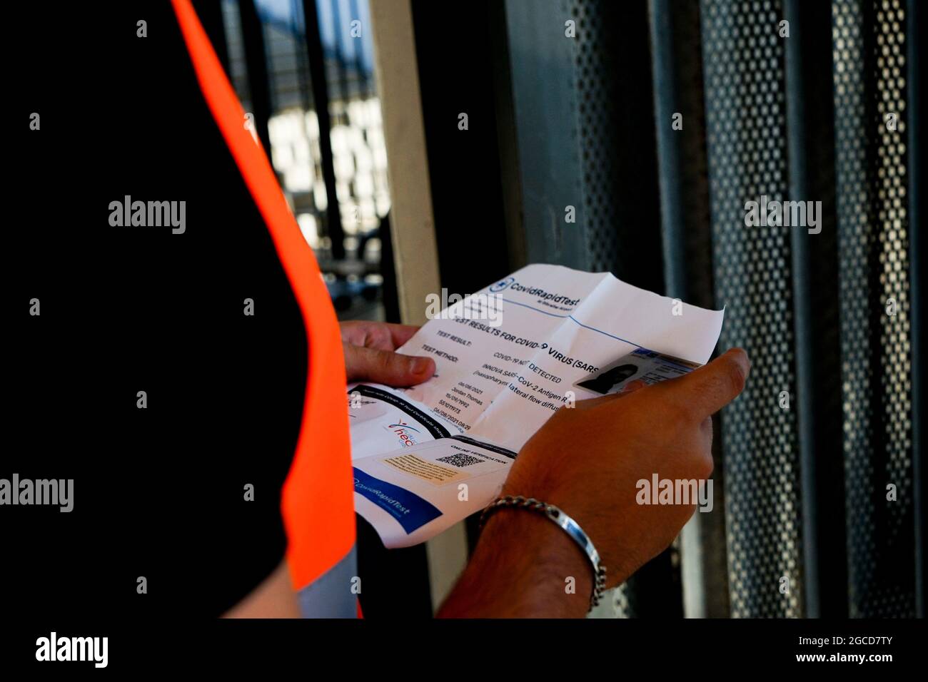 Ein Sicherheitsbeamter überprüft das Zertifikat 19 eines Zuschauers vor dem Freundschaftsspiel von Malaga CF gegen CD Teneriffa im Stadion La Rosaleda, dem ersten Spiel mit 5000 Teilnehmern seit Beginn der Pandemie von Covid 19.(Endergebnis: Malaga CF 0-1 CD Teneriffa) (Foto von Francis Gonzalez / SOPA Images/Sipa USA) Stockfoto