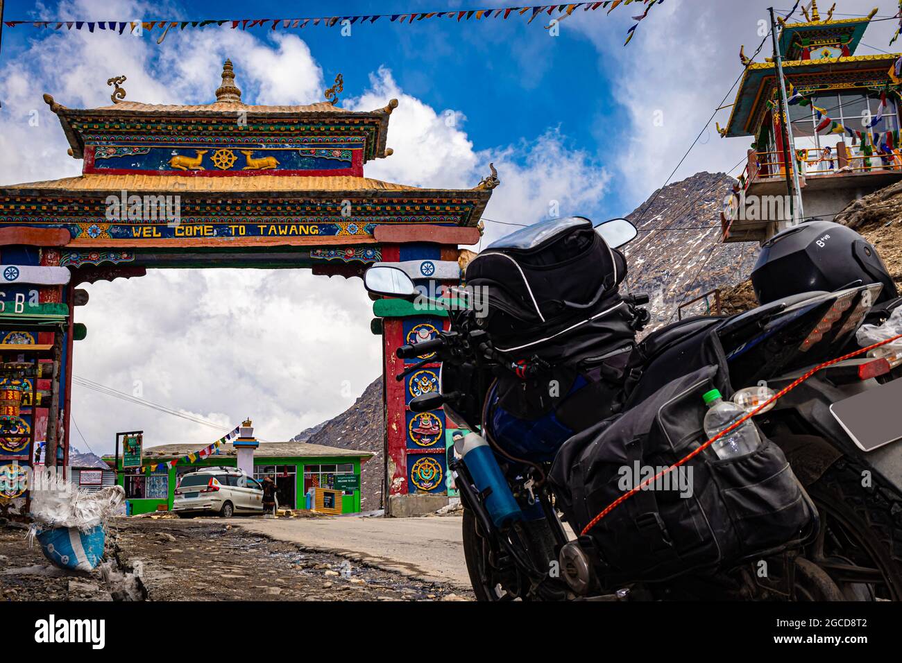 Biker beladen Motorrad am Bergpass mit hellblauem Himmel am Tag Bild wird am sela-Pass tawang arunachal pradesh indien genommen. Es ist einer der hohen Stockfoto