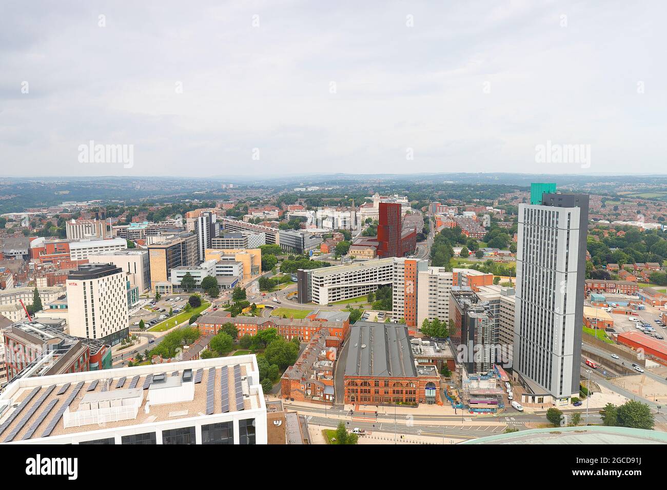 Eine von vielen Aussichten über das Stadtzentrum von Leeds vom höchsten Gebäude von Yorkshire, dem „Altus House“ Stockfoto