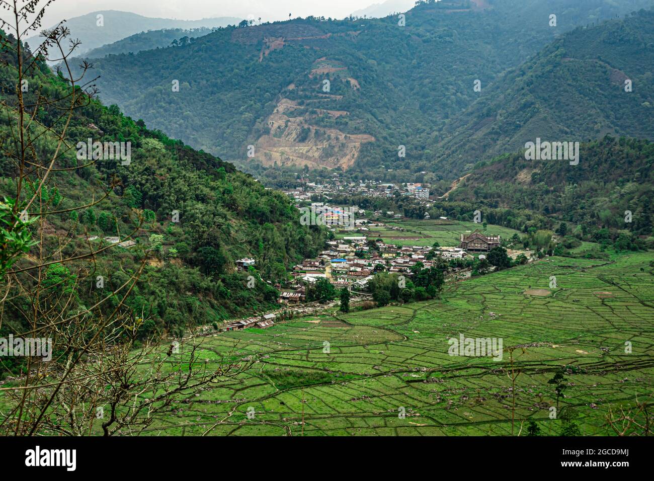Dorf am Fuße des Berges mit Reisfeldern Stockfoto