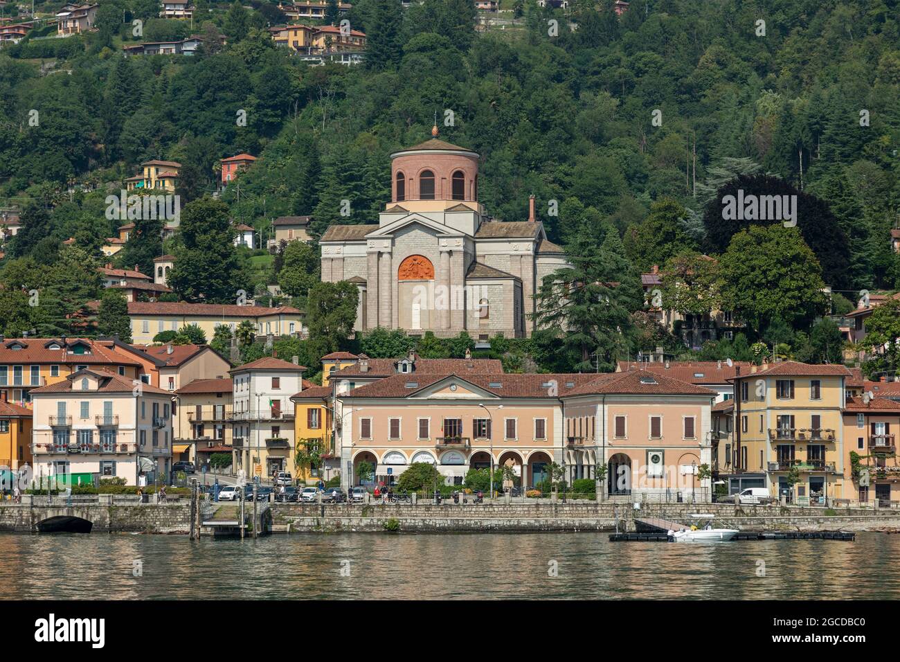 Ansicht der Stadt, Laveno-Mombello, Lago Maggiore, Lombardei, Italien Stockfoto