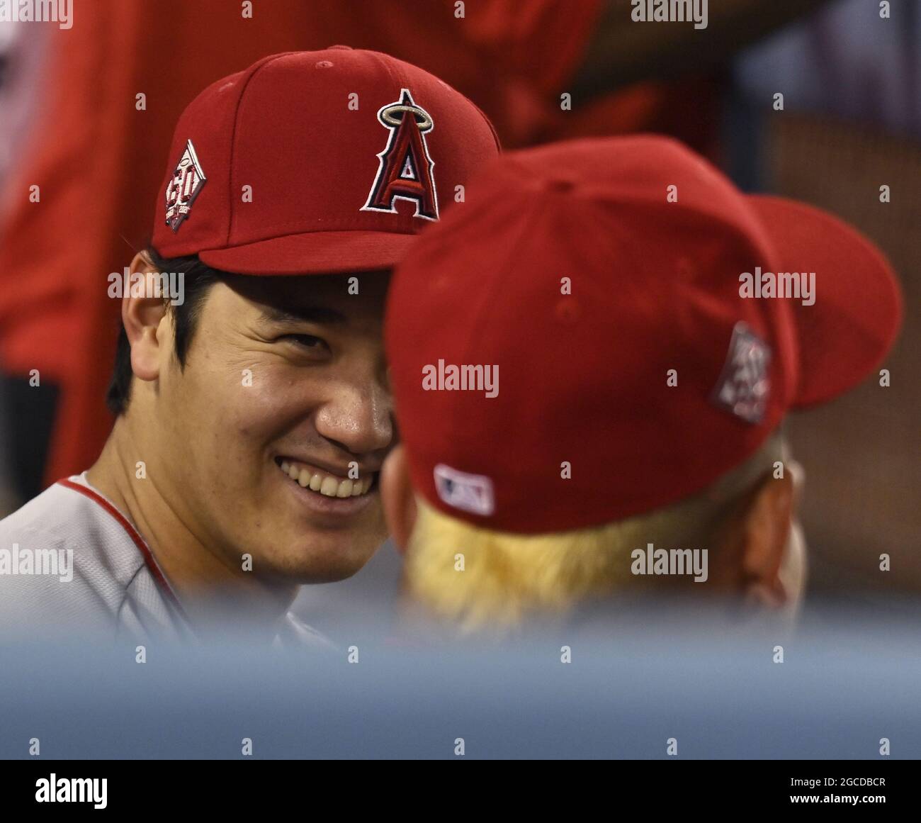Los Angeles, Usa. August 2021. Los Angeles Angels Pitcher Shohei Ohtani teilt sich einen Lichtmoment mit einem Teamkollegen während ihres Spiels mit den Los Angeles Dodgers im Dodger Stadium in Los Angeles am Samstag, den 7. August 2021. Foto von Jim Ruymen/UPI Credit: UPI/Alamy Live News Stockfoto