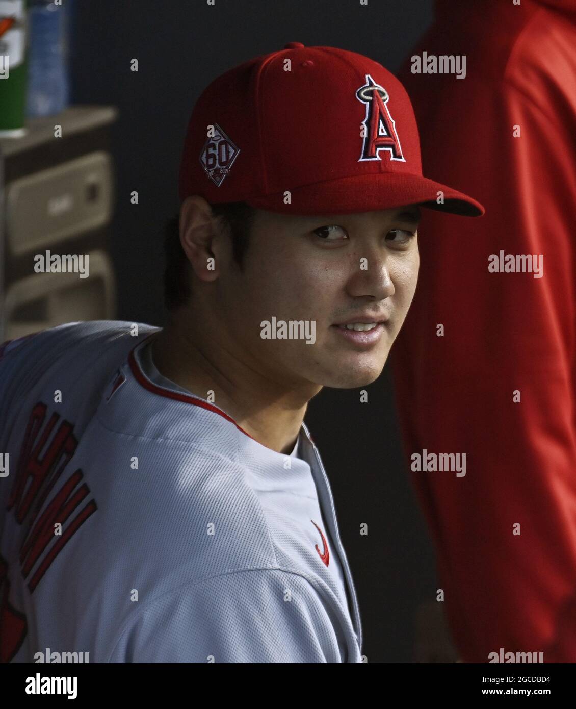 Los Angeles, Usa. August 2021. Der Los Angeles Angels Pitcher Shohei Ohtani schaut während ihres Spiels mit den Los Angeles Dodgers im Dodger Stadium in Los Angeles am Samstag, den 7. August 2021, vom Dugout aus. Foto von Jim Ruymen/UPI Credit: UPI/Alamy Live News Stockfoto