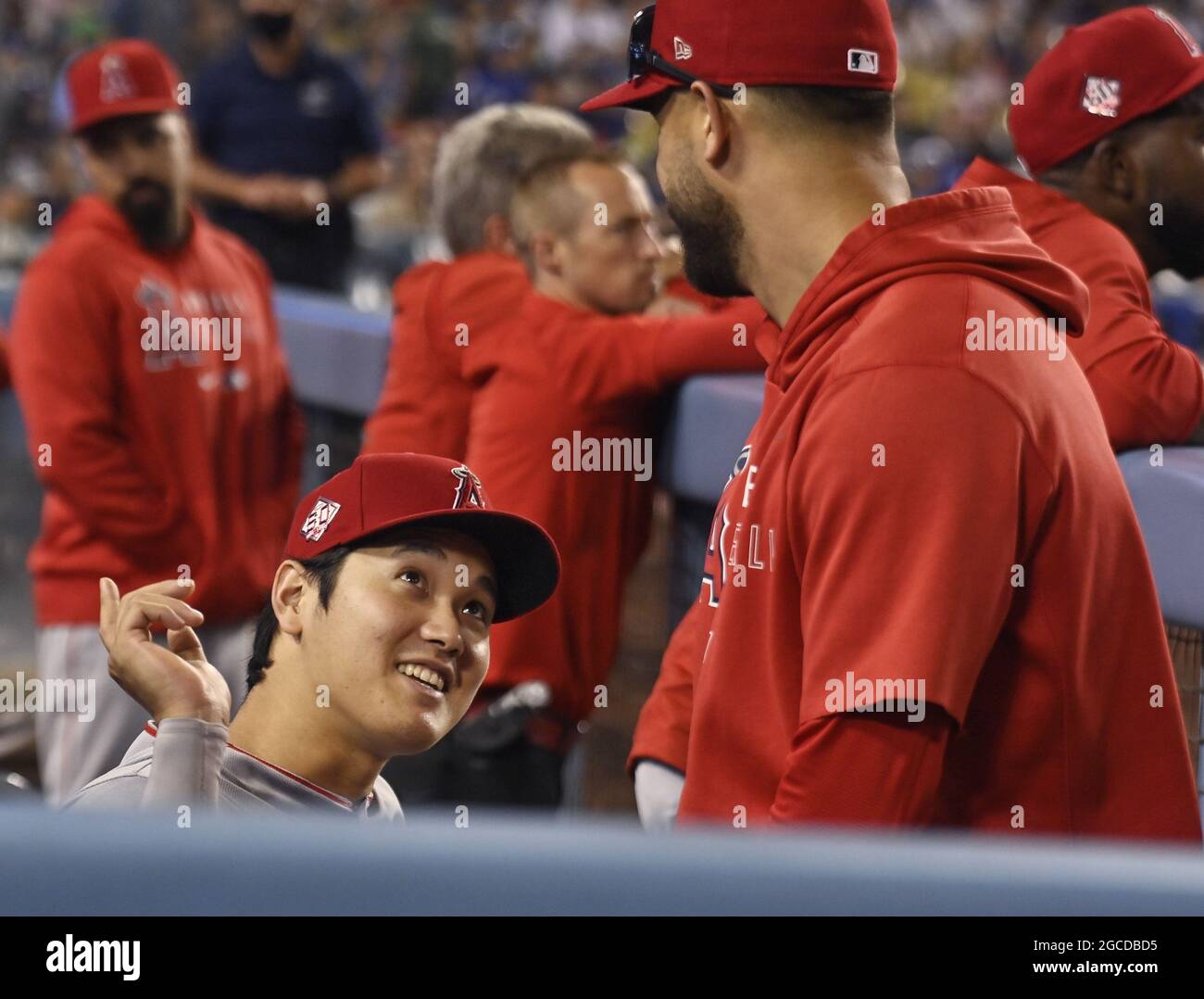 Los Angeles, Usa. August 2021. Los Angeles Angels Pitcher Shohei Ohtani teilt sich einen Lichtmoment mit einem Teamkollegen während ihres Spiels mit den Los Angeles Dodgers im Dodger Stadium in Los Angeles am Samstag, den 7. August 2021. Foto von Jim Ruymen/UPI Credit: UPI/Alamy Live News Stockfoto