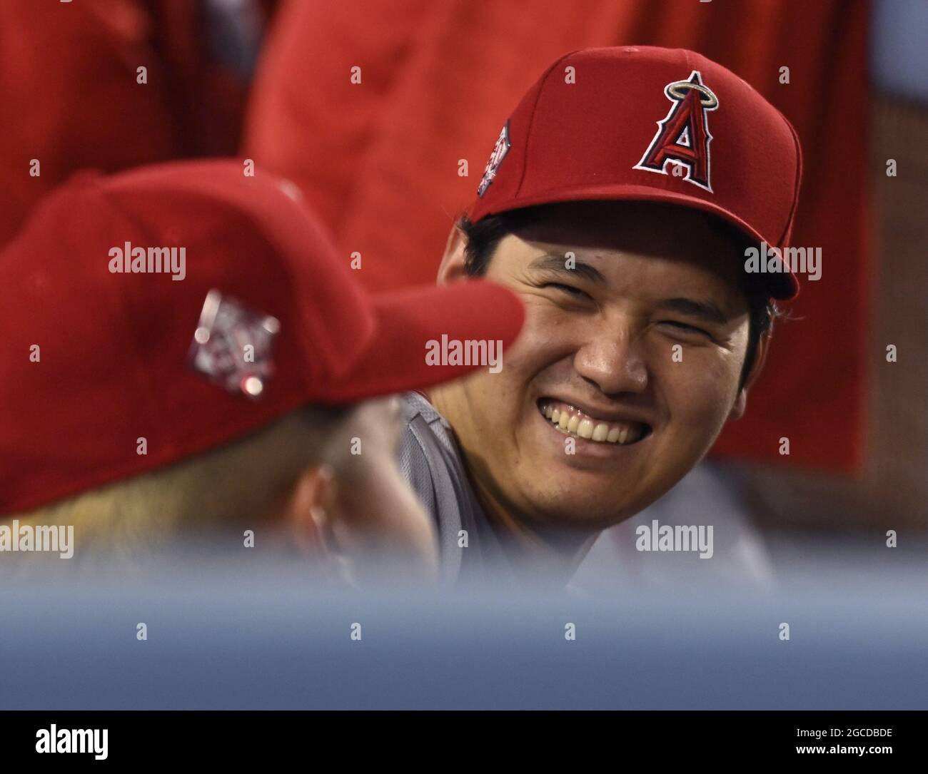 Los Angeles, Usa. August 2021. Los Angeles Angels Pitcher Shohei Ohtani teilt sich einen Lichtmoment mit einem Teamkollegen während ihres Spiels mit den Los Angeles Dodgers im Dodger Stadium in Los Angeles am Samstag, den 7. August 2021. Foto von Jim Ruymen/UPI Credit: UPI/Alamy Live News Stockfoto