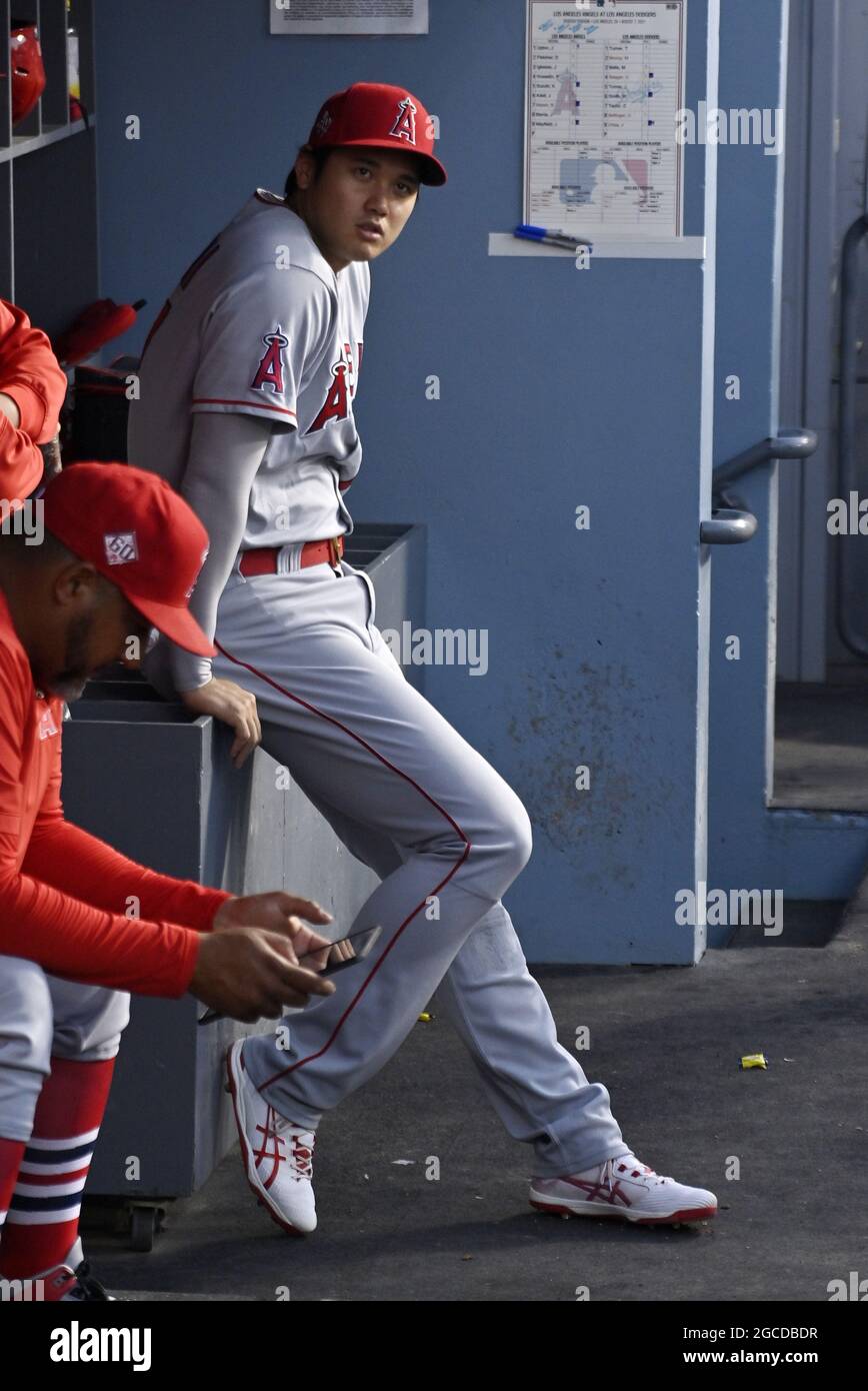 Los Angeles, Usa. August 2021. Der Los Angeles Angels Pitcher Shohei Ohtani schaut während ihres Spiels mit den Los Angeles Dodgers im Dodger Stadium in Los Angeles am Samstag, den 7. August 2021, vom Dugout aus. Foto von Jim Ruymen/UPI Credit: UPI/Alamy Live News Stockfoto