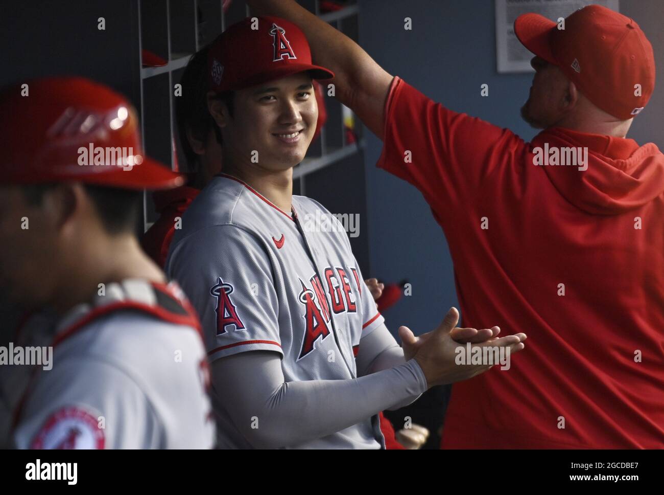 Los Angeles, Usa. August 2021. Der Los Angeles Angels Pitcher Shohei Ohtani schaut während ihres Spiels mit den Los Angeles Dodgers im Dodger Stadium in Los Angeles am Samstag, den 7. August 2021, vom Dugout aus. Foto von Jim Ruymen/UPI Credit: UPI/Alamy Live News Stockfoto