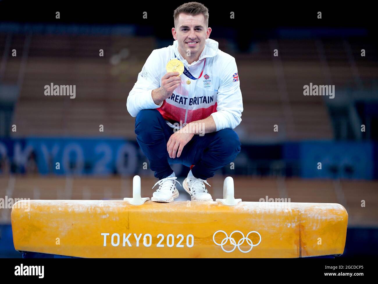 Fileboto vom 01-08-2021 des britischen Max Whitlock feiert mit seiner Goldmedaille, nachdem er am neunten Tag der Olympischen Spiele 2020 in Tokio im Ariake Gymnastik Center das Pommel Horse Finale der Männer gewonnen hatte. Ausgabedatum: Sonntag, 8. August 2021. Stockfoto