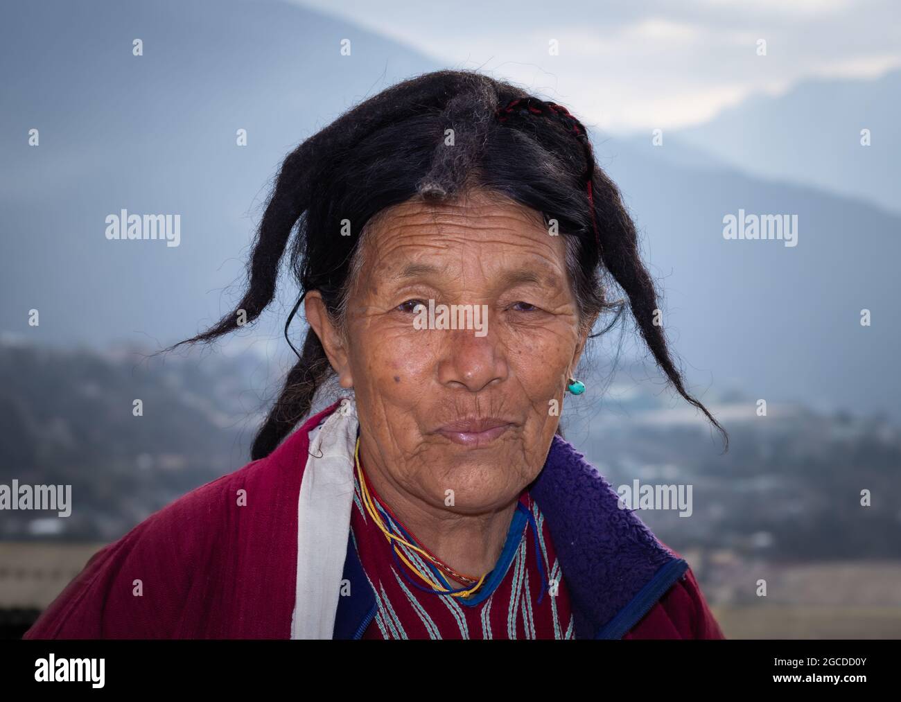 Die alte Dame des Monpa-Stammes in authentischen, traditionellen Kleidporträts zeigt Details aus der Nähe Stockfoto