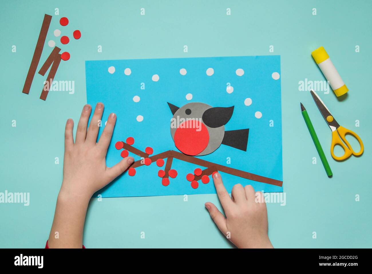 Winter Craft Kinder. Wintervögel aus Papier. Kinderhände kleben Basteln.  Kindergarten und Schule Stockfotografie - Alamy