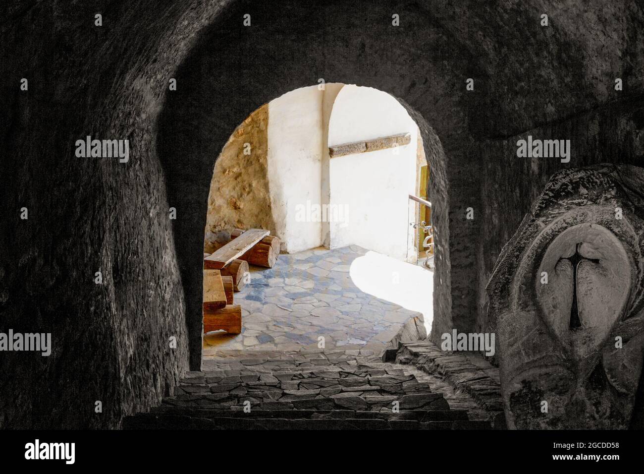 Bild von abgestuften Passagen im dunklen Turm des alten Schlosses Stockfoto