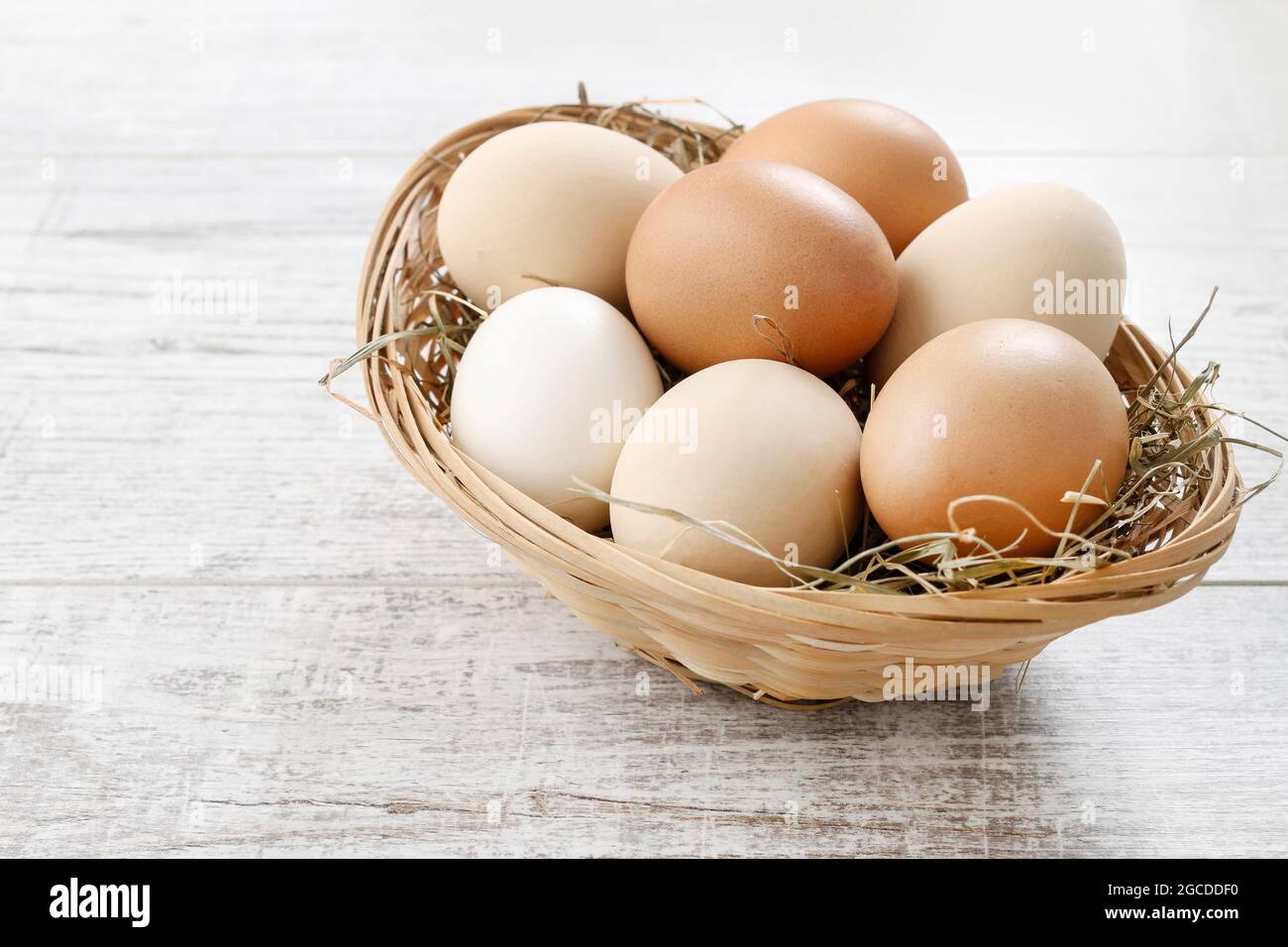 Weidenkorb mit Eiern. Gesunde Ernährung Stockfoto