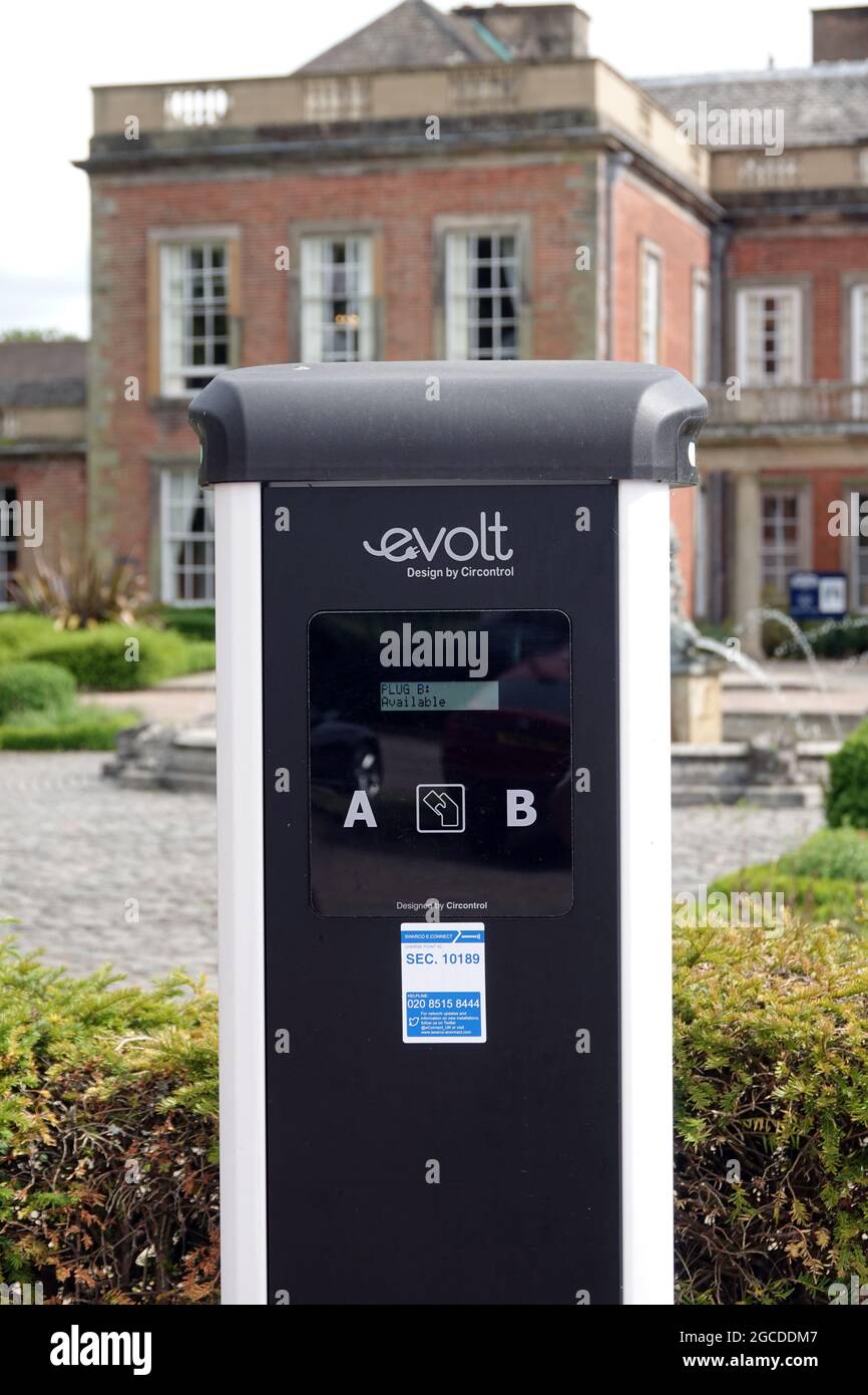 NOTTINGHAM, GROSSBRITANNIEN - 14. Juni 2021: Eine vertikale Aufnahme des Elektroautos mit eVolt auf einem Parkplatz in Nottingham, Großbritannien Stockfoto