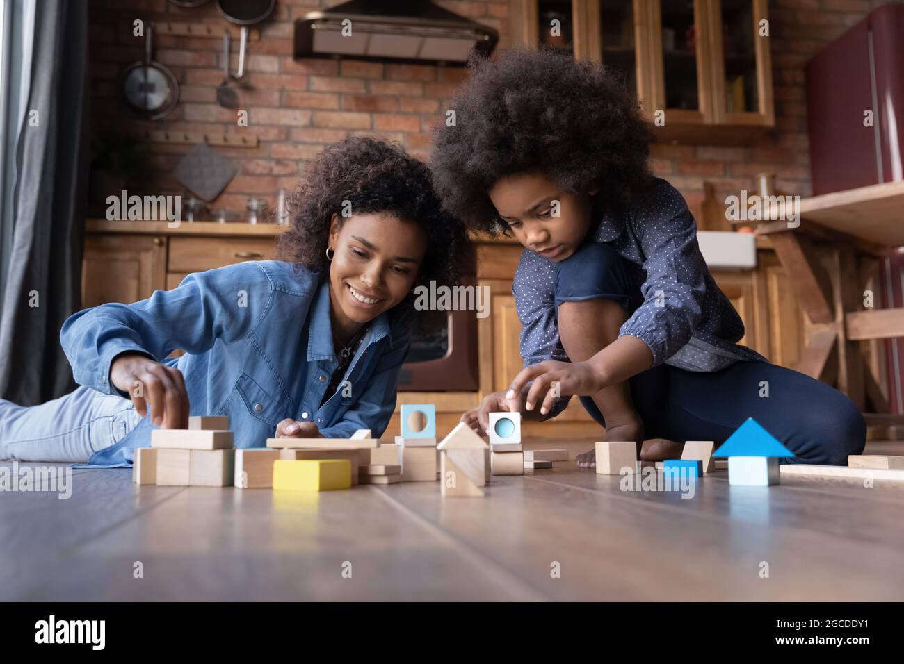 Glückliche afroamerikanische Mutter und Tochter spielen Blöcke Stockfoto
