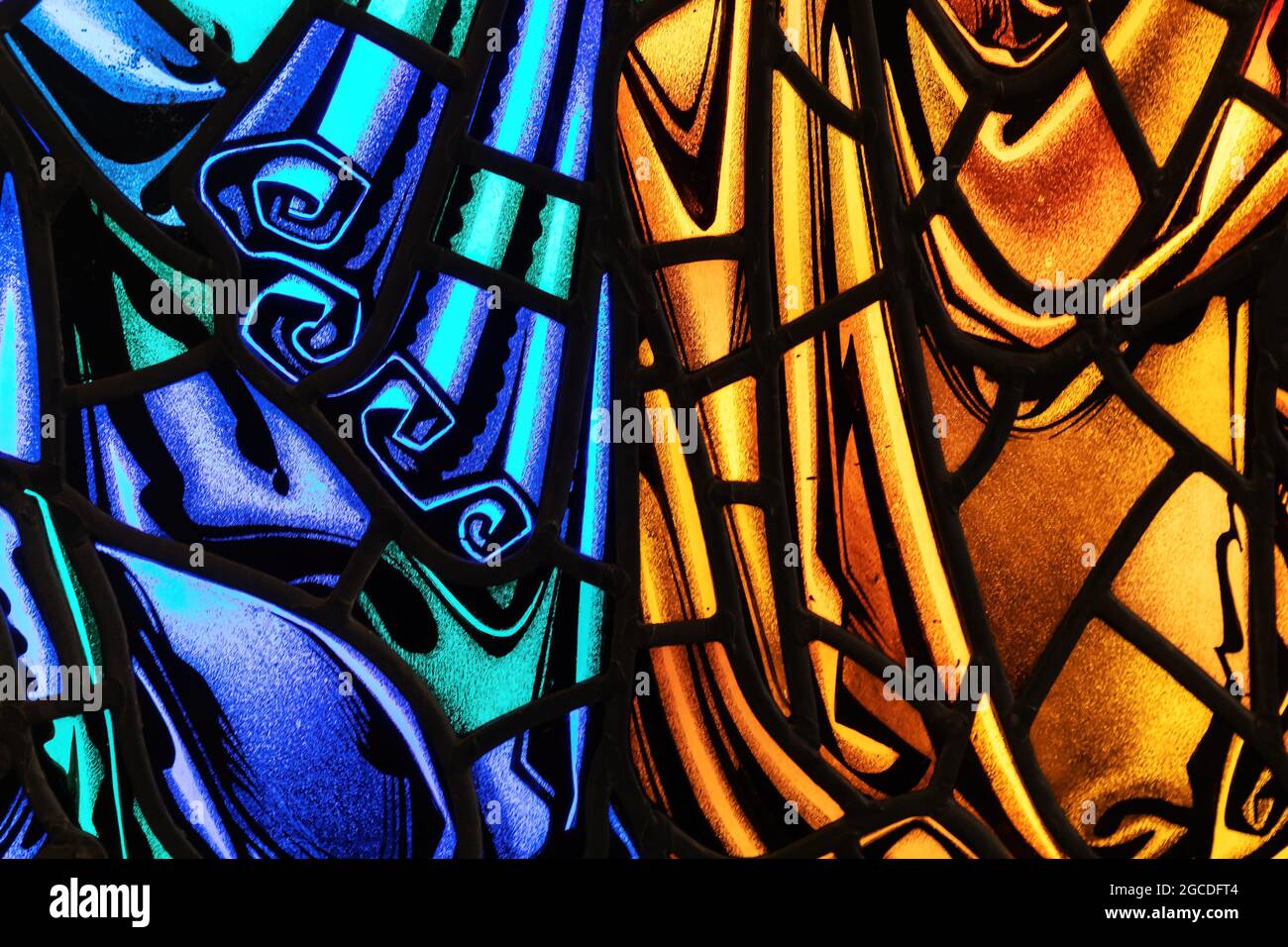 Nahaufnahme und allgemeine Details von Buntglas in lebendigen Blau- und Orange-Tönen. Stockfoto