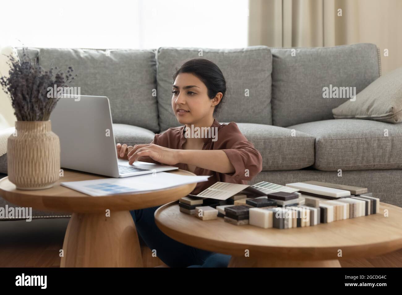 Indische Designerin arbeitet im Home Office am Computer Stockfoto