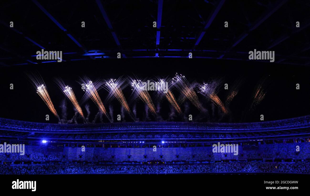 Toyko, Japan. August 2021. Feuerwerk während der Abschlussfeier der Olympischen Spiele 2020 in Tokio im Olympiastadion in Tokio, Japan. Kredit: SPP Sport Pressefoto. /Alamy Live News Stockfoto