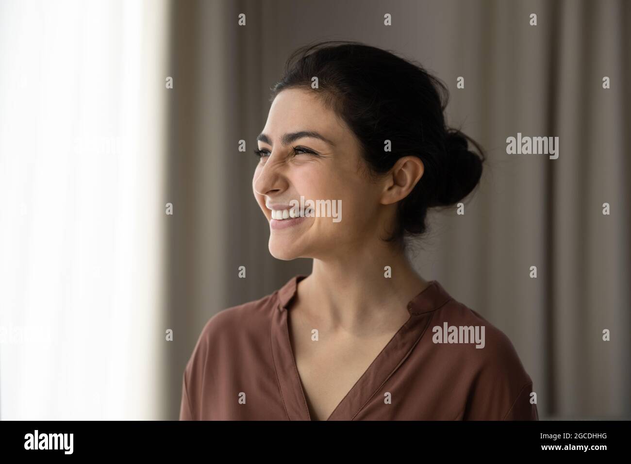 Lächelnde indische Frau schauen in der Ferne träumen Stockfoto