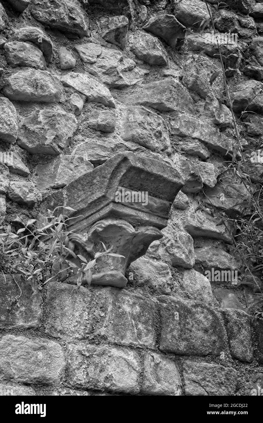 Historische alte Burgruinen stehen über dem Quayside in Newcastle, Tyne und tragen mit alten Steinarbeiten und architektonischen Details. Stockfoto