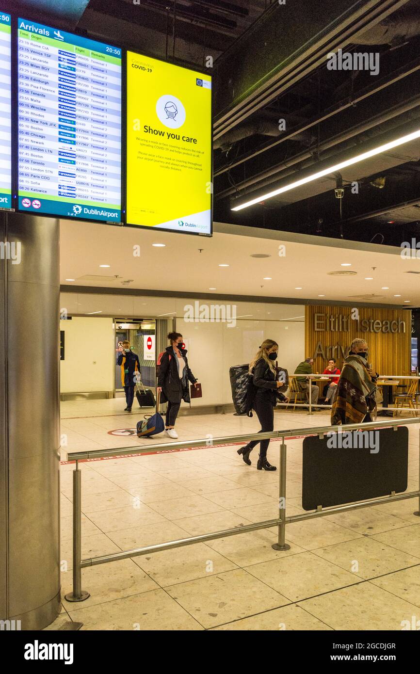 Passagiere mit Masken kommen während der Covid19-Pandemie in Irland am Flughafen Dublin, Terminal 1 an. Stockfoto