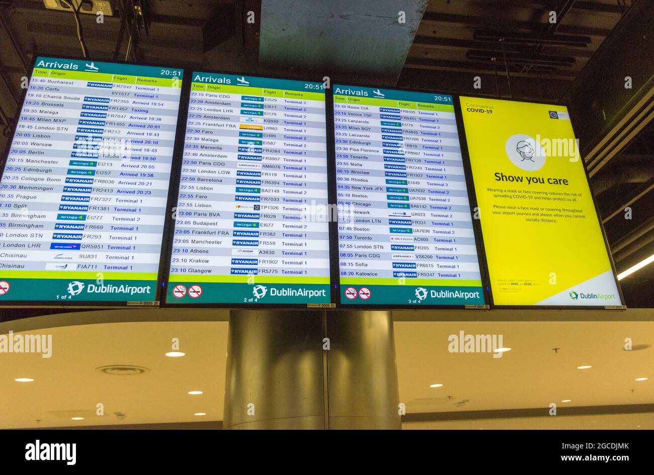 HSE Show You Care-Beschilderung an der Ankunftshalle am Flughafen Dublin, Terminal 1, während der Covid19-Pandemie, Irland. Stockfoto