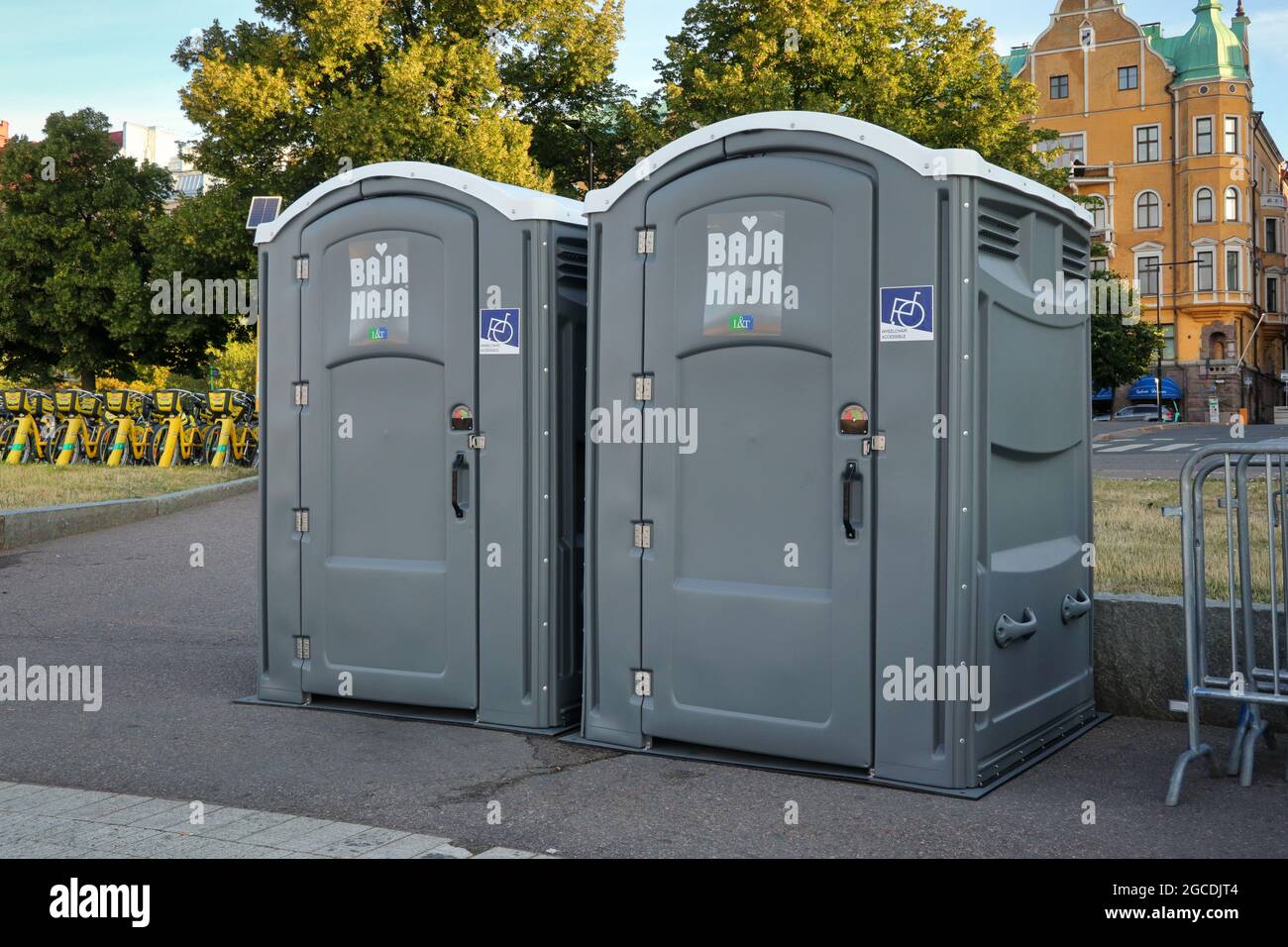 Zwei tragbare Bajamaja-Toiletten, barrierefrei, rollstuhlgerecht oder behindertengerecht. Helsinki, Finnland. 7. August 2021. Stockfoto