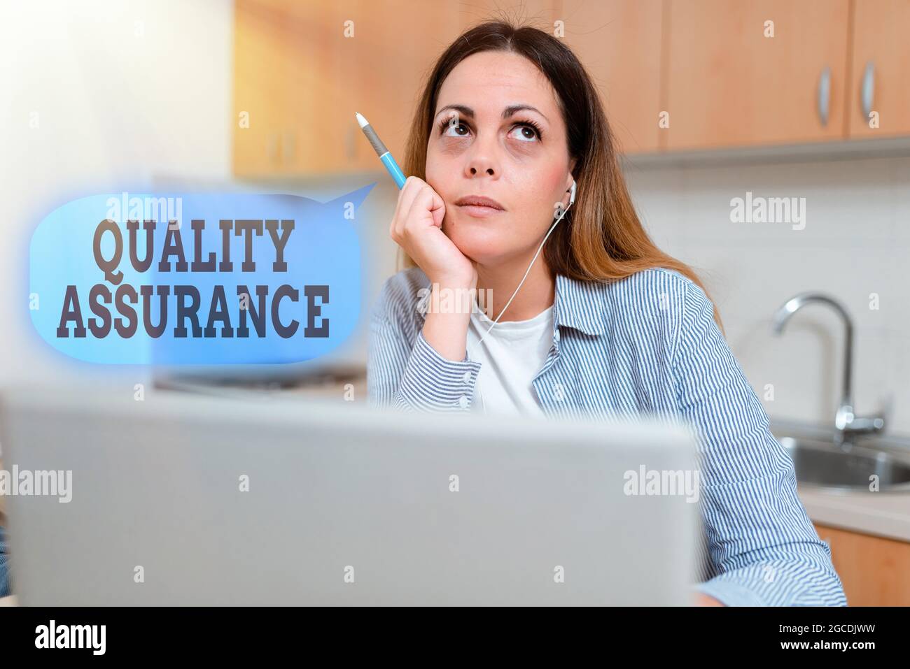 Konzeptionelle Darstellung Qualitätssicherung. Unternehmensübersicht Fehler und Defekte in hergestellten Produkten verhindern Abstract Working at Home Ideas Stockfoto
