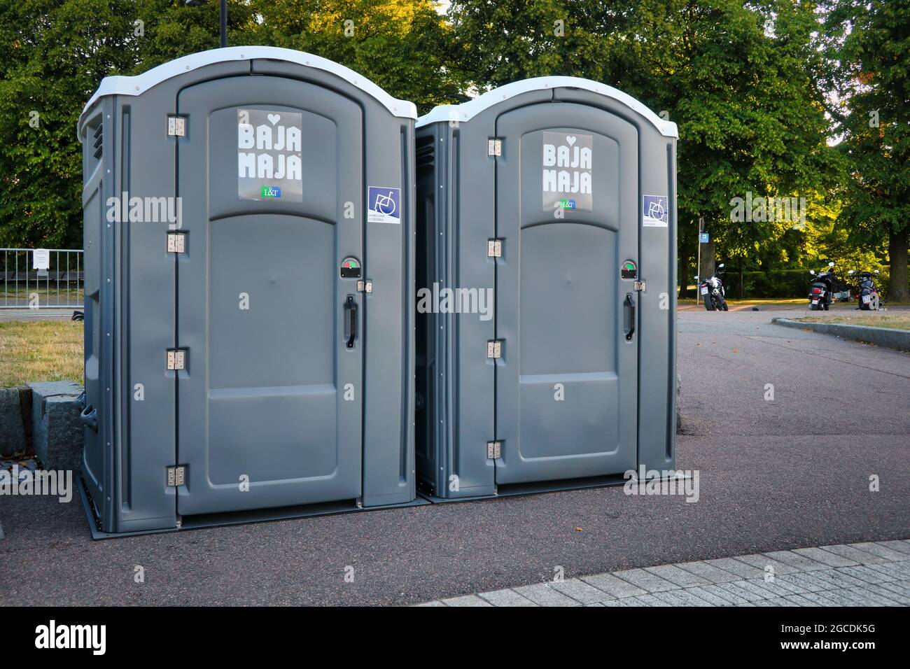 Zwei tragbare Bajamaja-Toiletten, barrierefrei, rollstuhlgerecht oder behindertengerecht. Helsinki, Finnland. 7. August 2021. Stockfoto