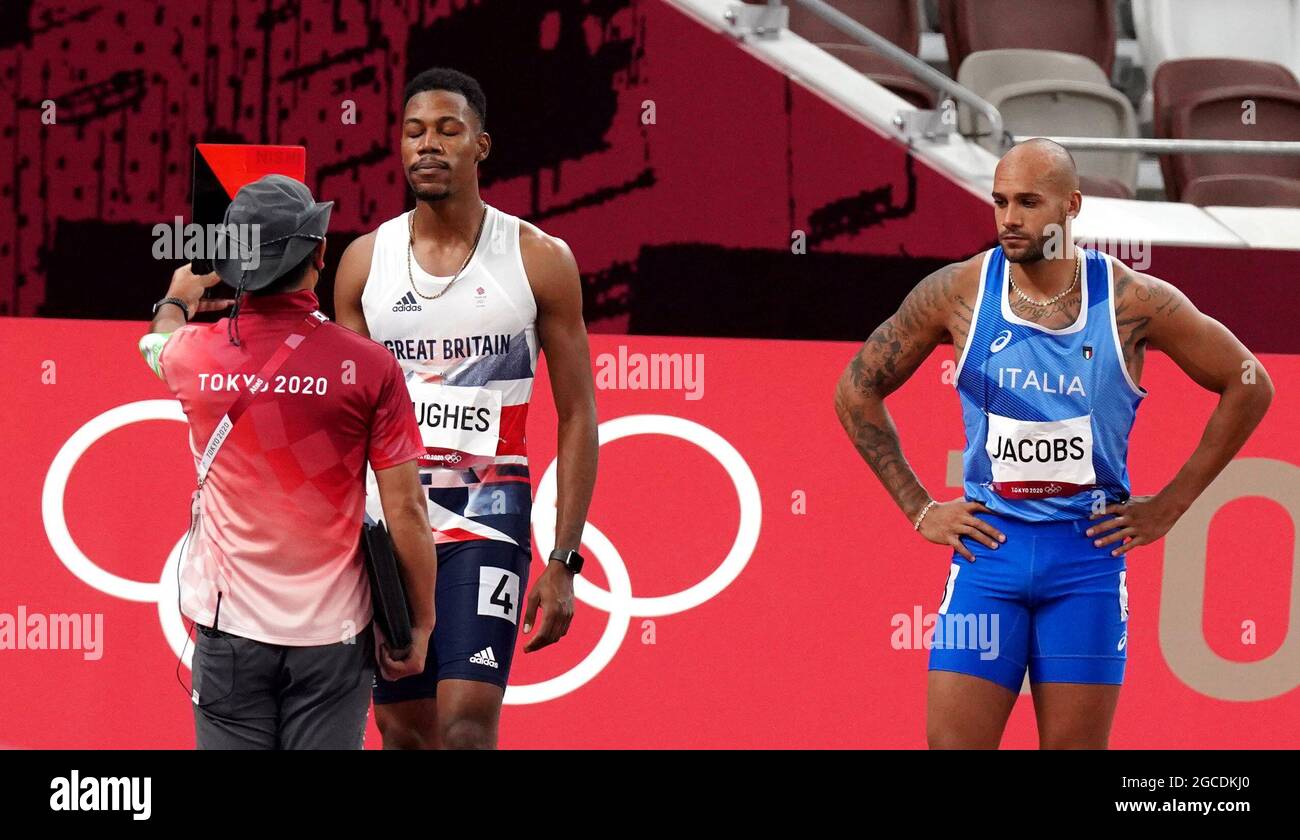 Tokio 2020 ging am Sonntag zu Ende, nachdem Großbritannien bei den mit Medaillen beladenen Spielen 65 Medaillen gewonnen hatte. Hier wirft die PA-Nachrichtenagentur einen Blick auf einige der besten Bilder hinter den heftigen Schlachten, Triumonien und Feiern der Olympischen Spiele in diesem Sommer. Aktenfoto vom 01-08-2021 des britischen Zharnel Hughes (links) wird am neunten Tag der Olympischen Spiele in Tokio 2020 in Japan aus den 100 Metern der Männer im Olympiastadion disqualifiziert. Bilddatum: Sonntag, 1. August 2021. Stockfoto