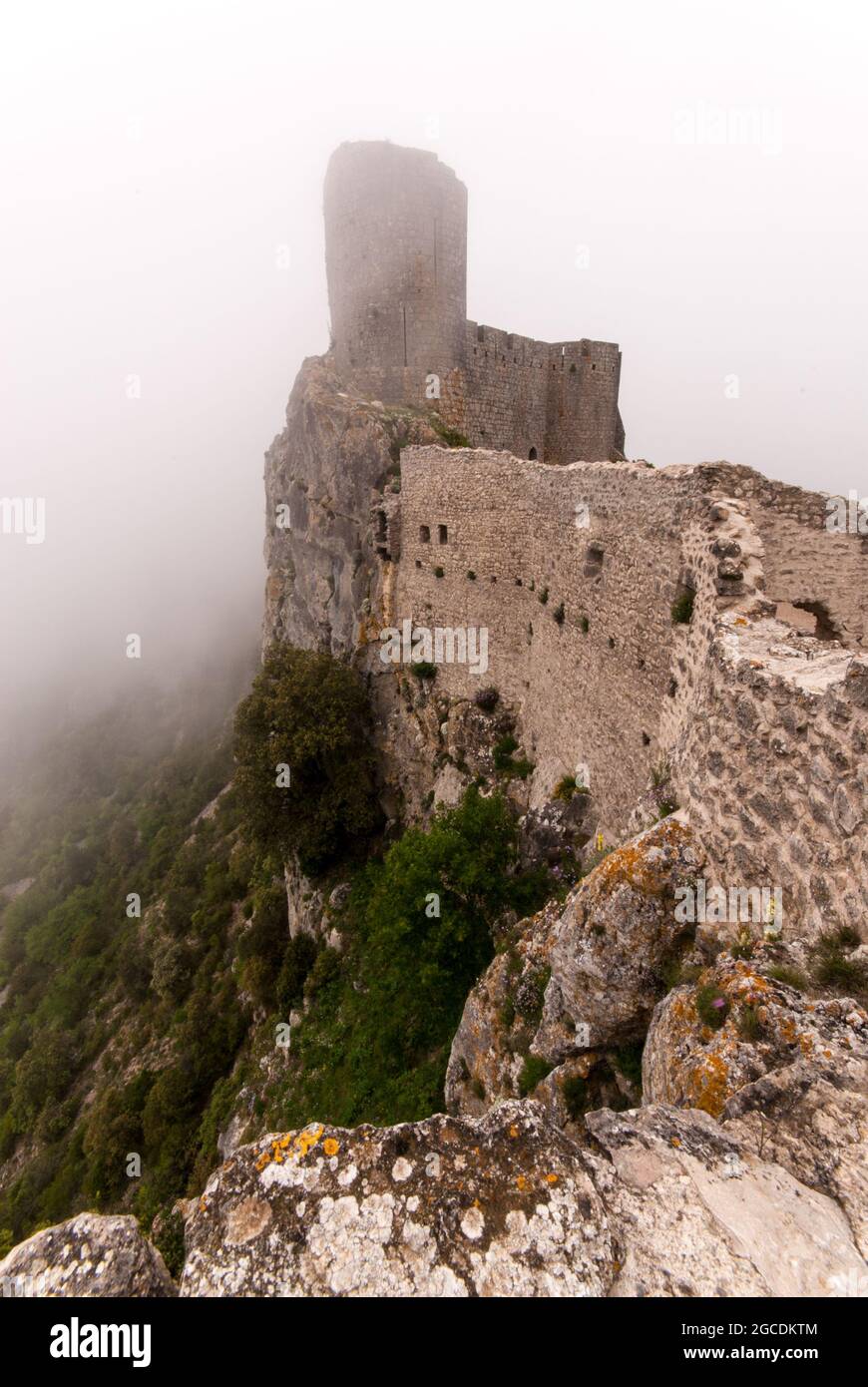 Schloss Peyrepertuse, eines der berühmten Katharschlösser in Südfrankreich, hat eine strategische Lage auf einem Gebirgskamm in der Nähe der spanischen Grenze Stockfoto