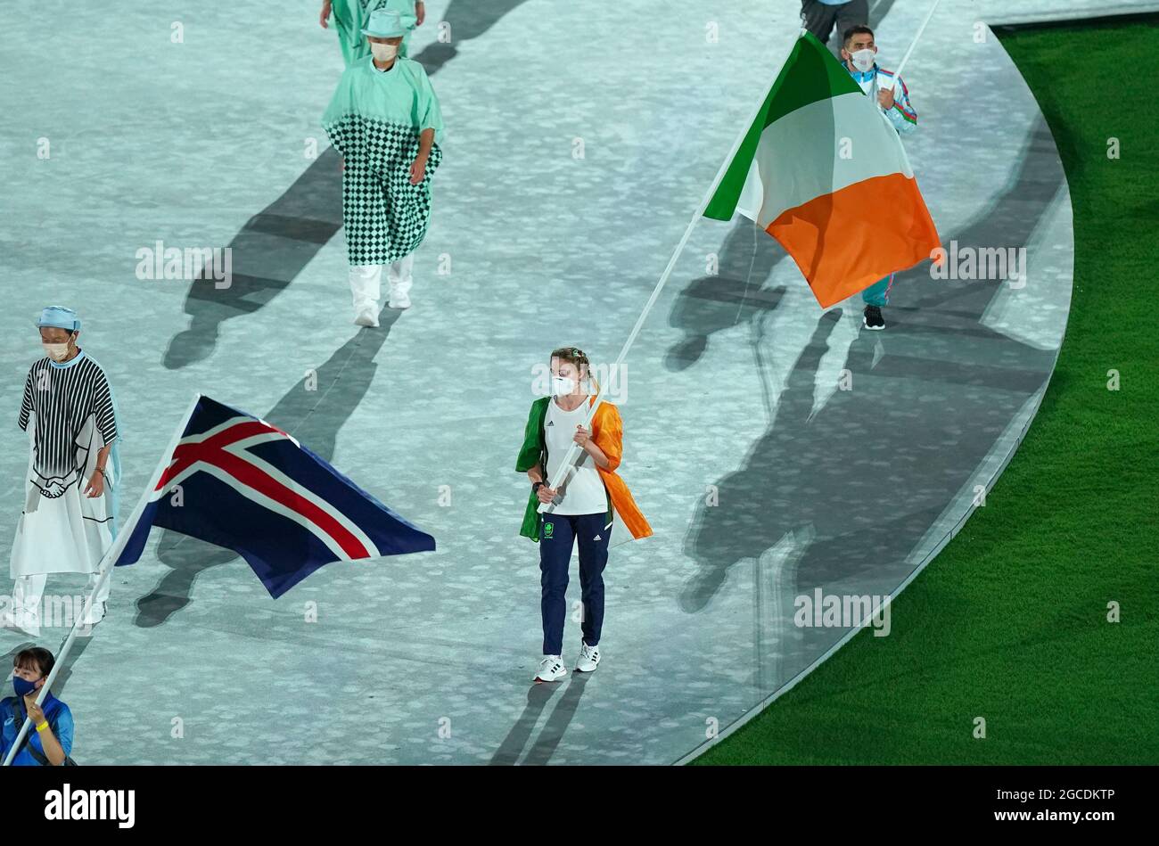 Irlands Kellie Harrington mit der dreifarbigen Flagge während der Abschlusszeremonie der Olympischen Spiele 2020 in Tokio im japanischen Olympiastadion. Bilddatum: Sonntag, 8. August 2021. Stockfoto