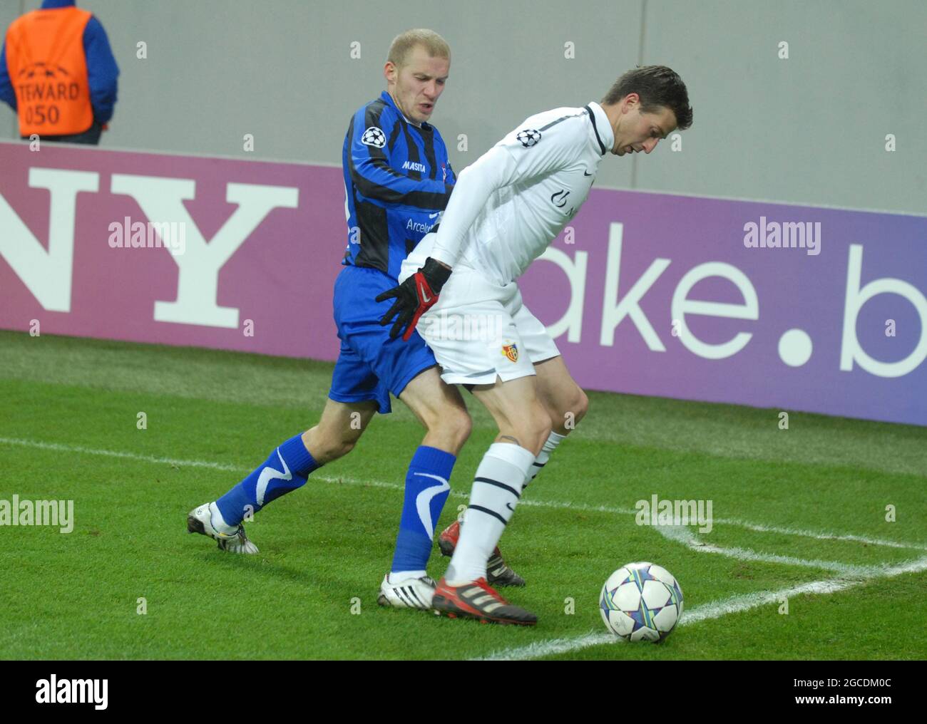 BUKAREST, RUMÄNIEN - 22. NOVEMBER 2011: David Abraham (R) aus Basel und Gabriel Giurgiu (L) aus Otelul, aufgenommen in Aktion während des UEFA Champions League-Spiels der Gruppe C zwischen Otelul Galati und dem FC Basel 2011/12 in der National Arena. Stockfoto
