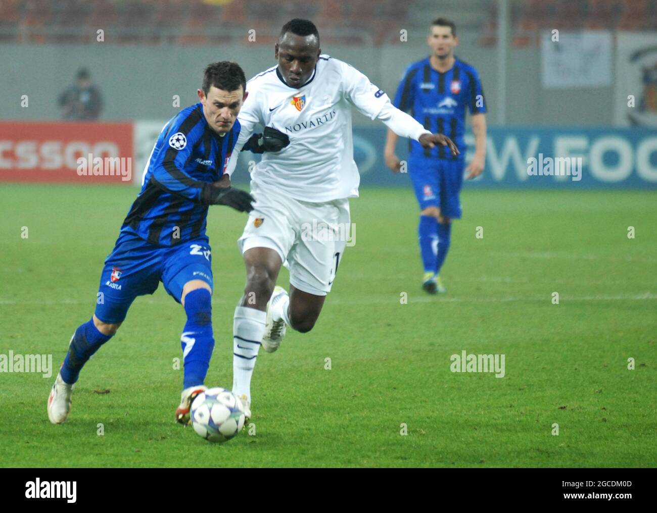 BUKAREST, RUMÄNIEN - 22. NOVEMBER 2011: Adrian Salageanu (L) aus Otelul und Jacques Zoua (R) aus Basel im Einsatz beim UEFA Champions League-Spiel der Gruppe C zwischen Otelul Galati und dem FC Basel 2011/12 in der National Arena. Stockfoto