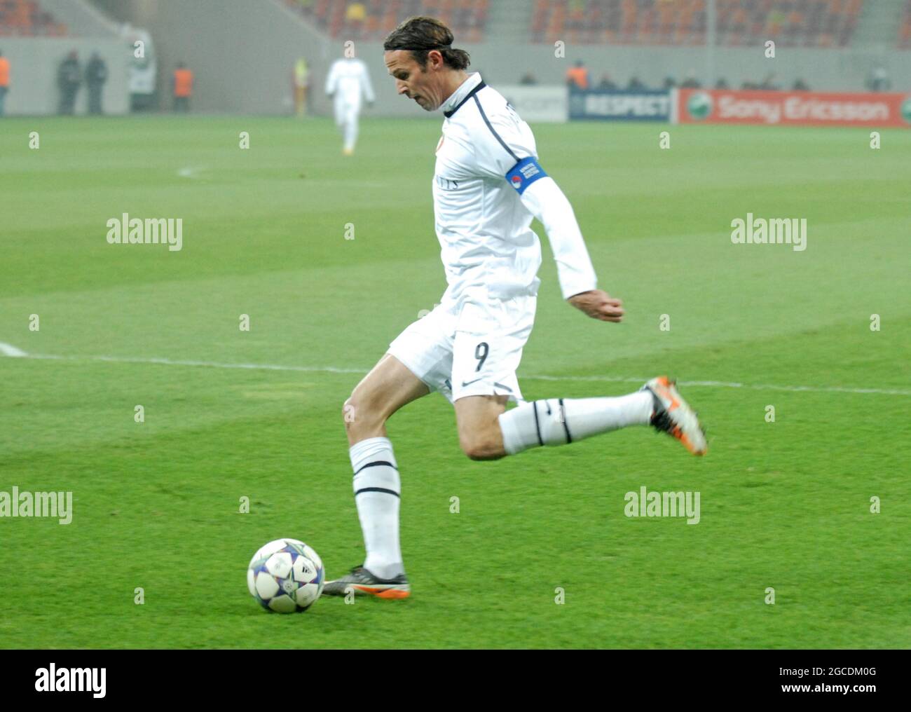 BUKAREST, RUMÄNIEN - 22. NOVEMBER 2011: Marco Streller aus Basel schickt beim UEFA Champions League-Spiel der Gruppe C zwischen Otelul Galati und dem FC Basel 2011/12 in der National Arena ein Kreuz für Alexander frei (nicht im Bild). Stockfoto
