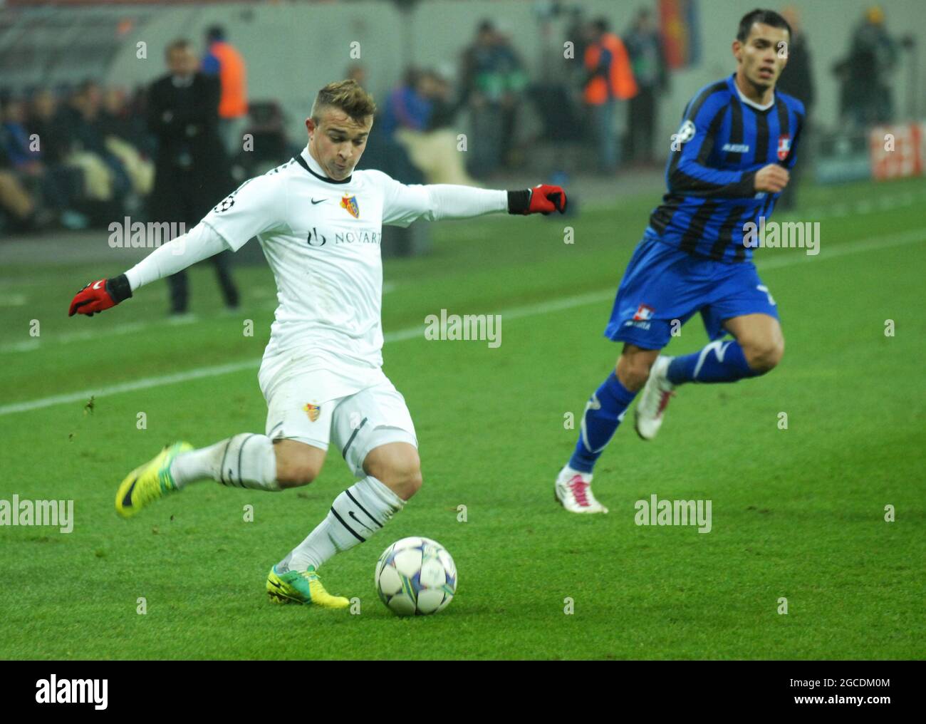 BUKAREST, RUMÄNIEN - 22. NOVEMBER 2011: Xherdan Shaqiri (L) aus Basel und Laurentiu Iorga (R) aus Otelul im Einsatz beim UEFA Champions League-Spiel der Gruppe C zwischen Otelul Galati und dem FC Basel 2011/12 in der National Arena. Stockfoto