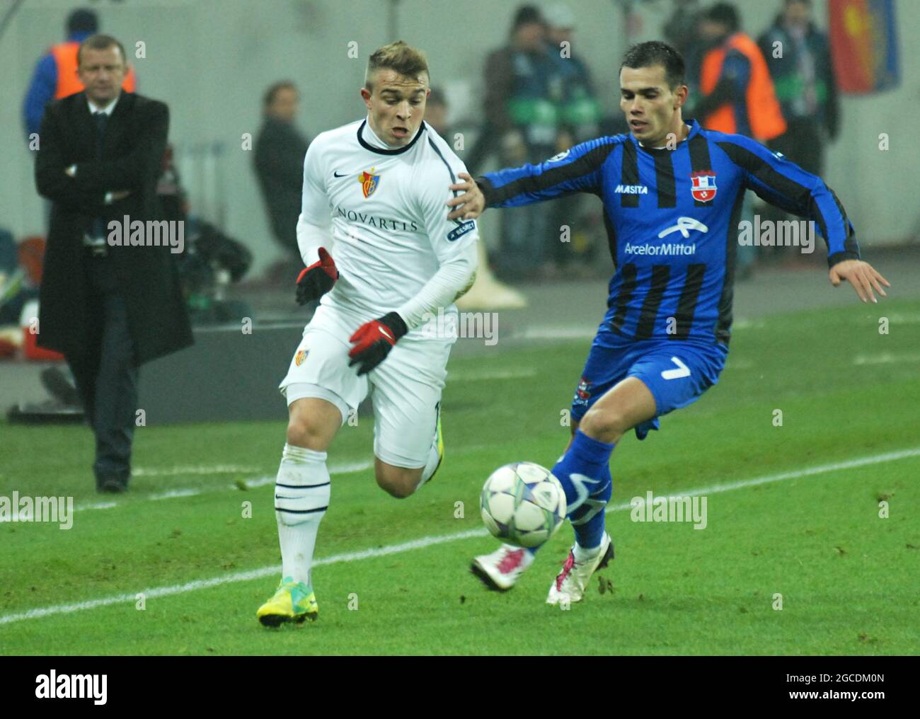 BUKAREST, RUMÄNIEN - 22. NOVEMBER 2011: Xherdan Shaqiri (L) aus Basel und Laurentiu Iorga (R) aus Otelul im Einsatz beim UEFA Champions League-Spiel der Gruppe C zwischen Otelul Galati und dem FC Basel 2011/12 in der National Arena. Stockfoto