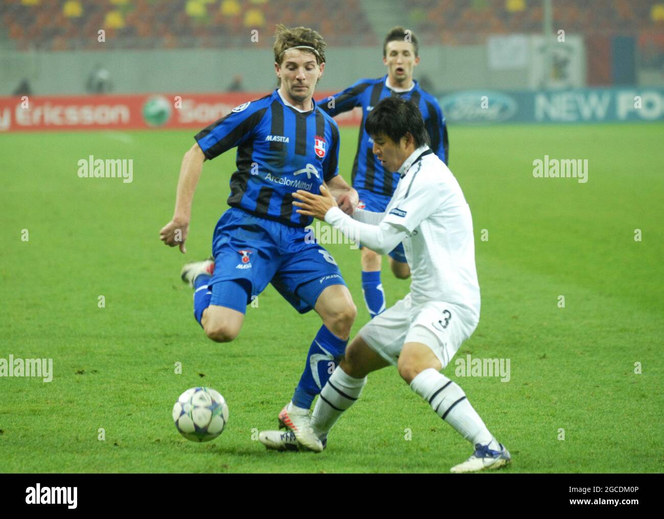 BUKAREST, RUMÄNIEN - 22. NOVEMBER 2011: Liviu Antal (L) aus Otelul und Park Joo Ho (R) aus Basel im Einsatz beim UEFA Champions League-Spiel der Gruppe C zwischen Otelul Galati und dem FC Basel 2011/12 in der National Arena. Stockfoto