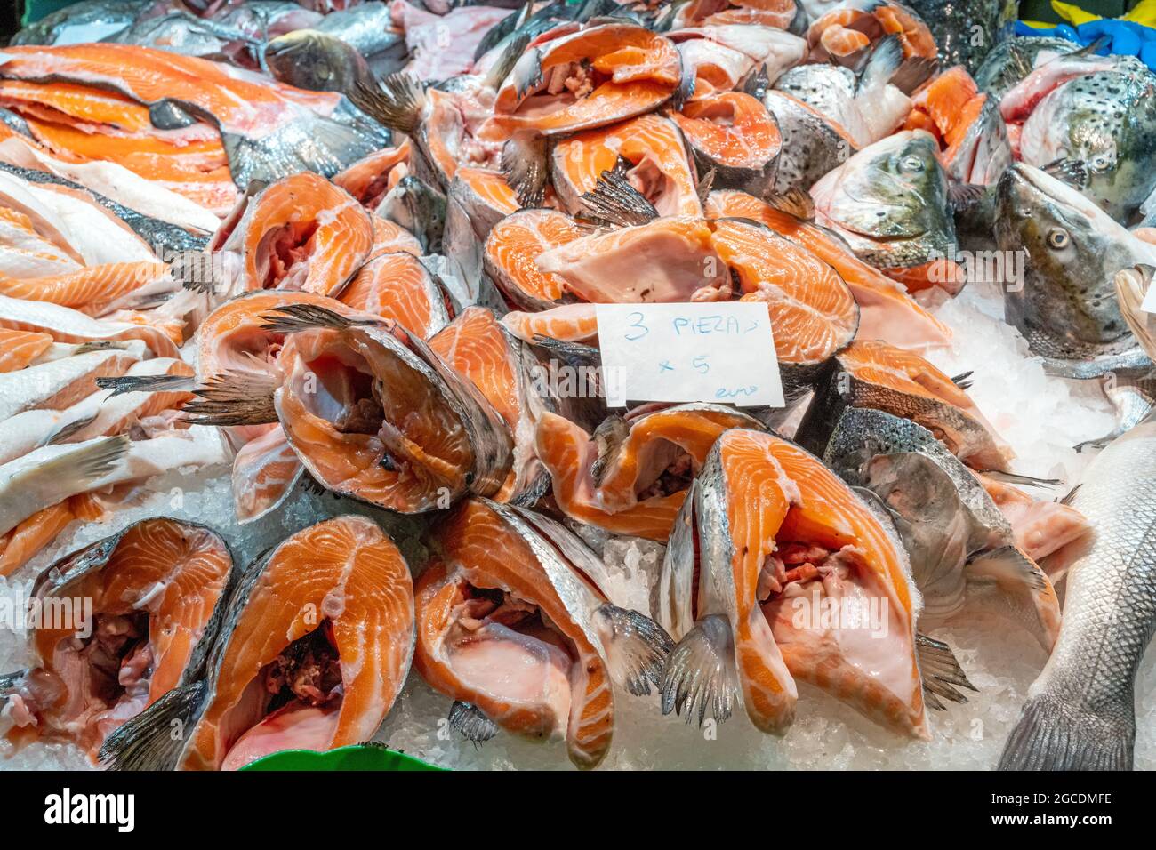 Lachsstücke zum Verkauf auf einem Markt Stockfoto