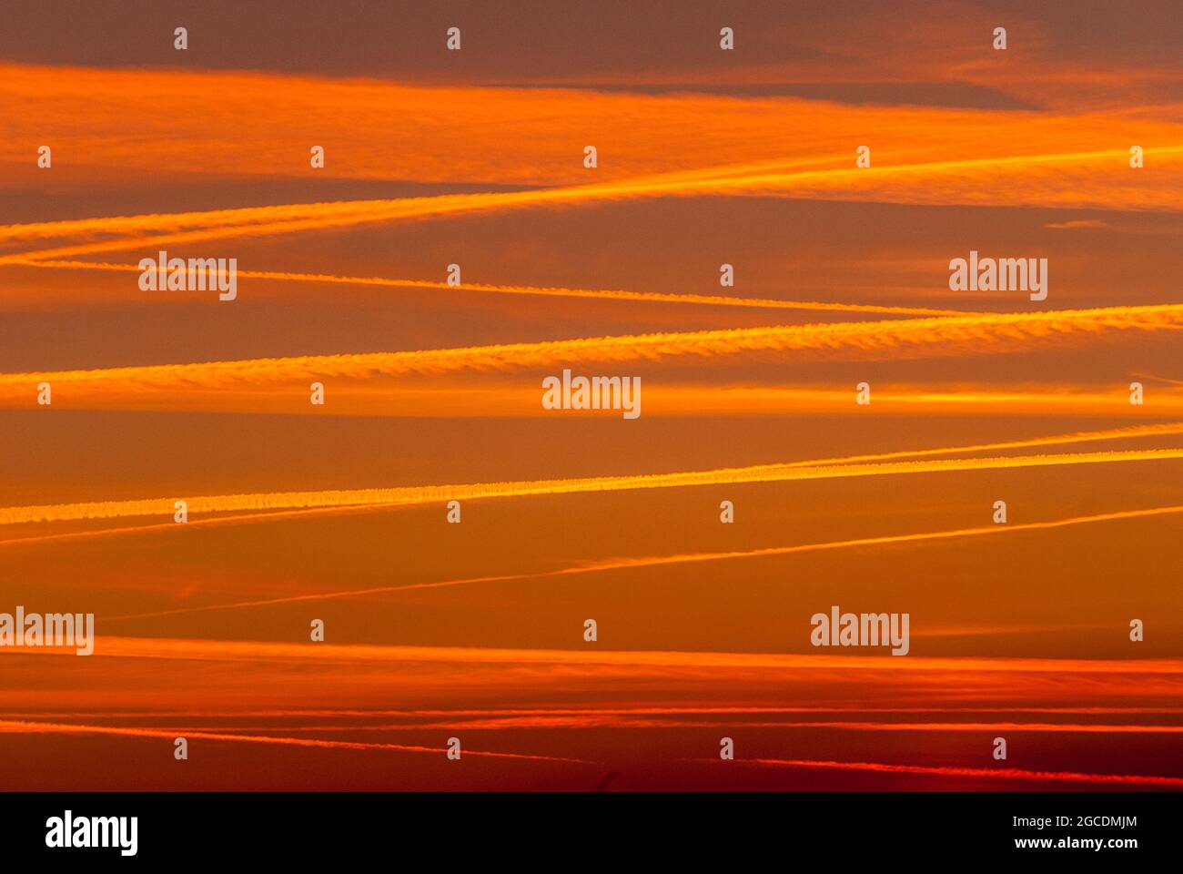 Luftverkehr: Dampfpfade bei Sonnenuntergang über Le Somail in Südfrankreich Stockfoto