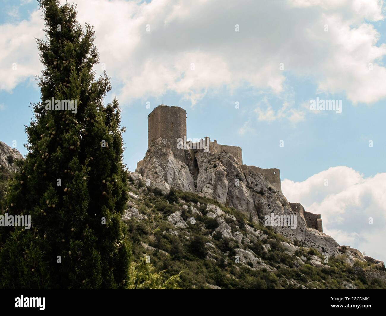 Das Schloss Quéribus befindet sich gut verteidigt auf einem prominenten Gipfel nahe der spanischen Grenze. Stockfoto