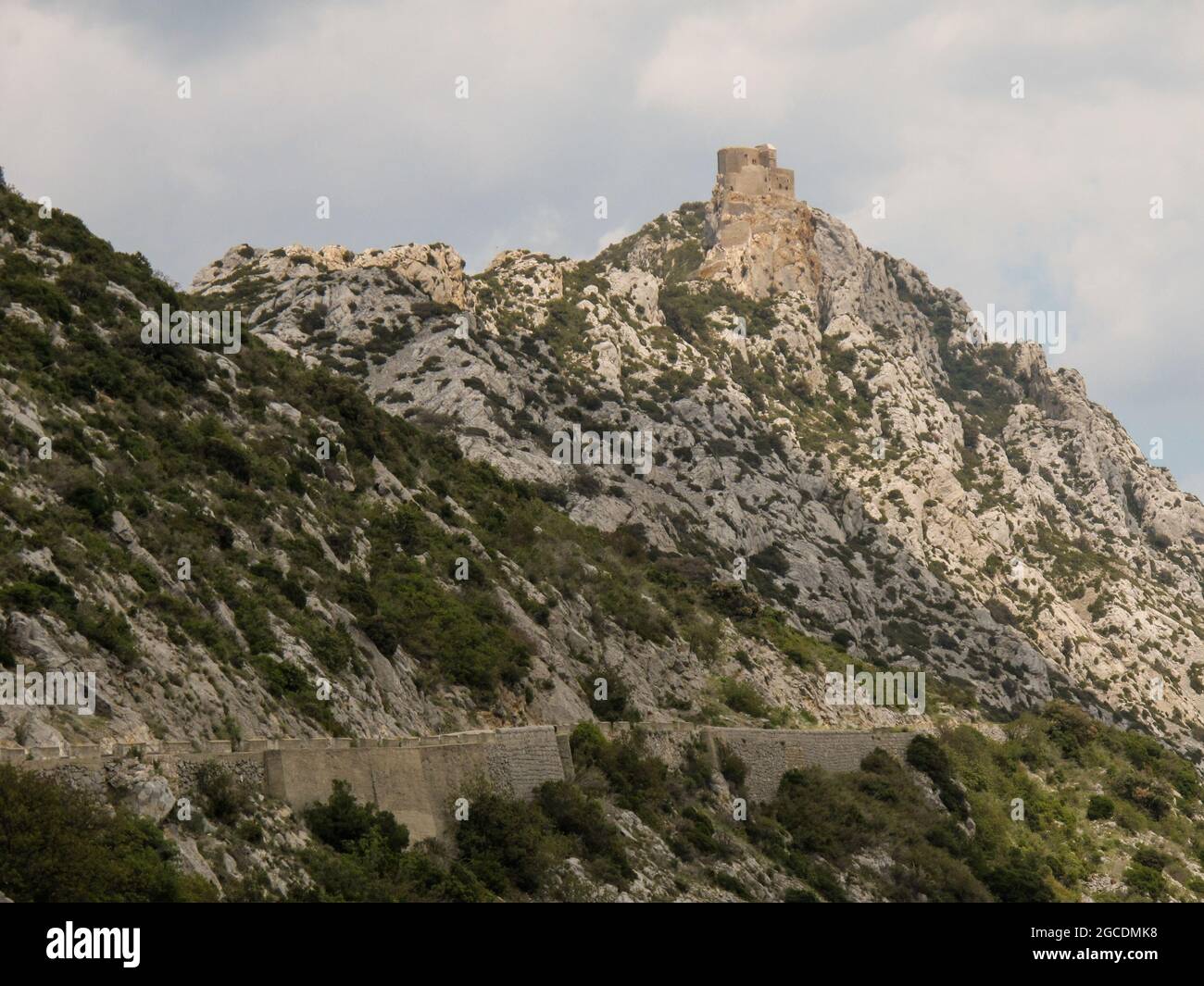 Das Schloss Quéribus befindet sich gut verteidigt auf einem prominenten Gipfel nahe der spanischen Grenze. Stockfoto