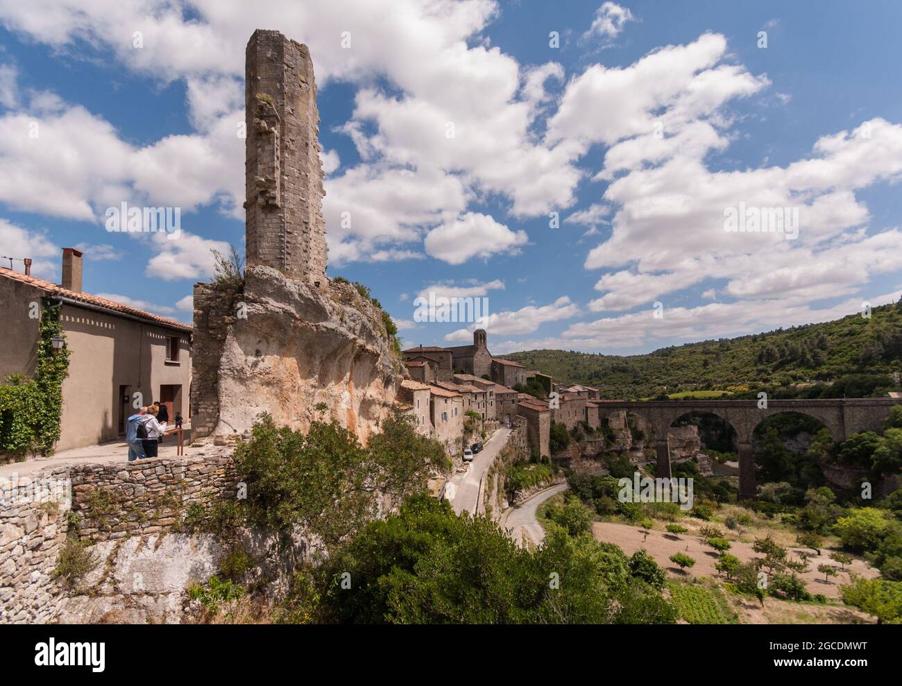 Die Ruine des Turms namens „La Candela“ (die Kerze) ist das Wahrzeichen des mittelalterlichen Dorfes Minerve in Südfrankreich. Stockfoto