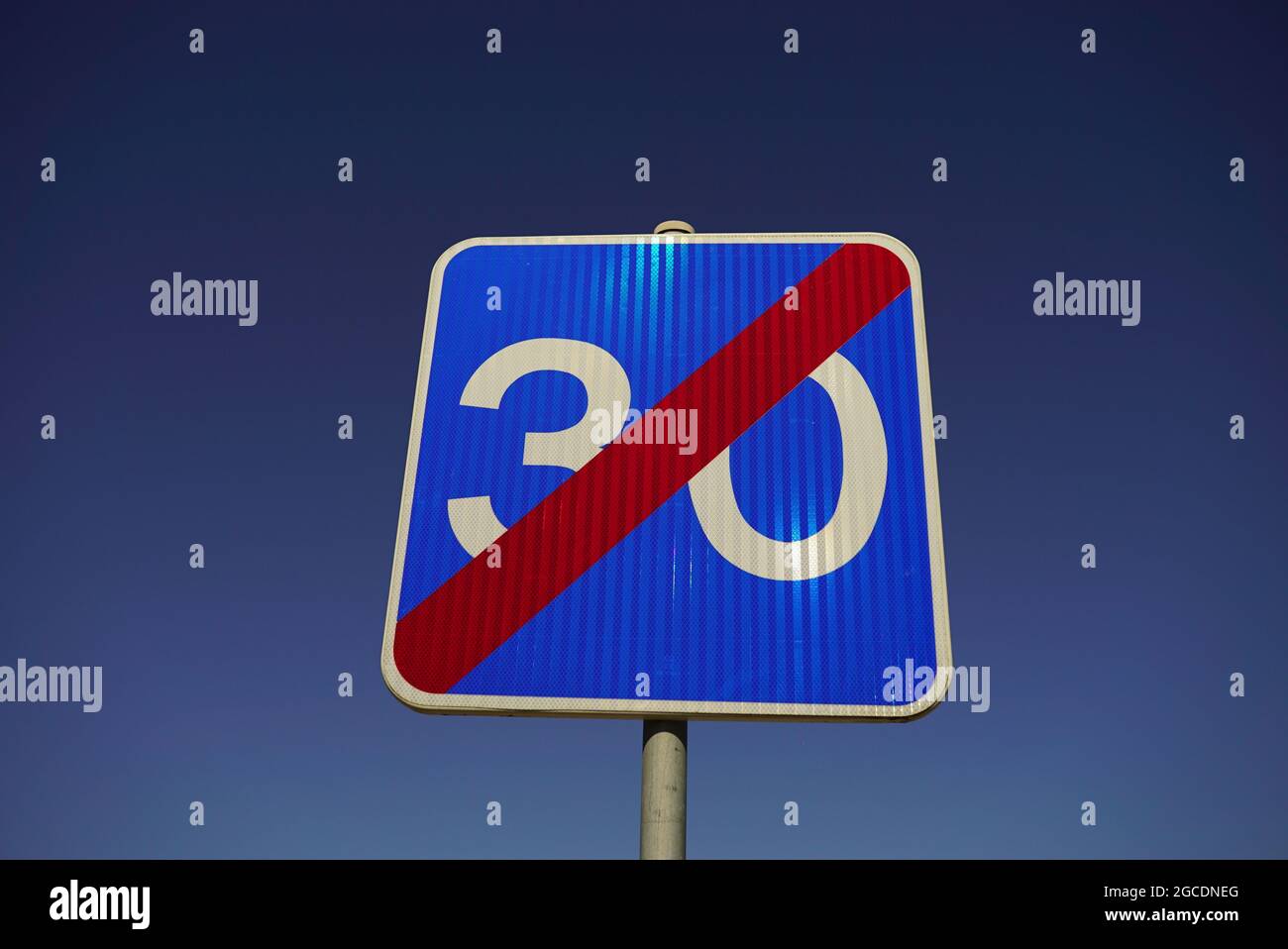 30 durchgestrichenes Straßenschild; das Ende des Straßenzeichens mit minimaler Geschwindigkeit Stockfoto